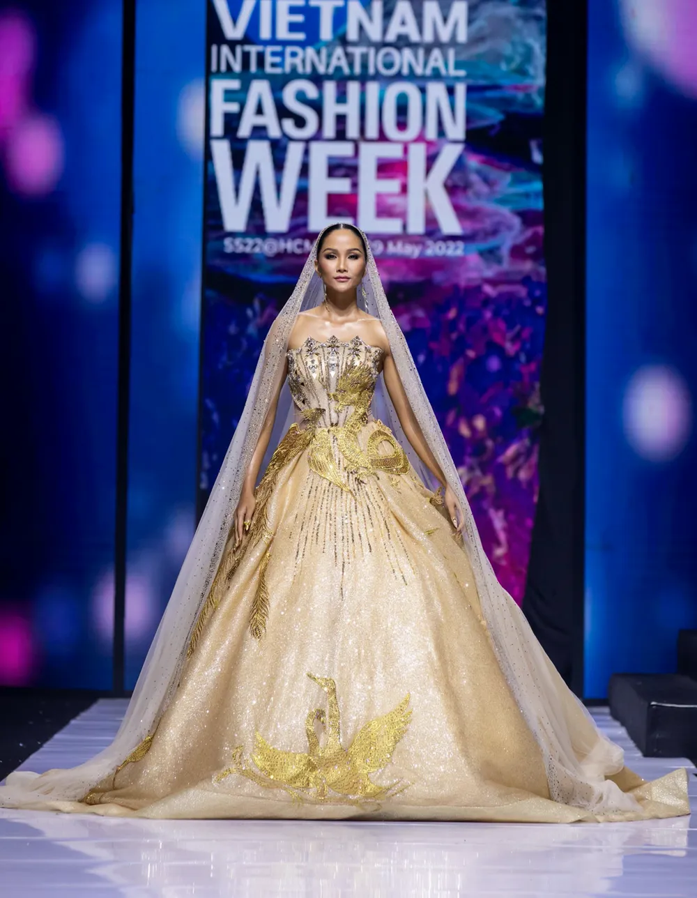 Mãn nhãn cùng Tuần lễ Thời trang Quốc tế Việt Nam xuân hè 2022 ảnh 11