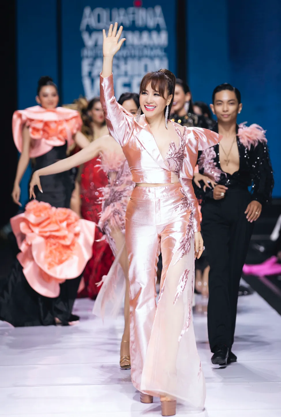 Mãn nhãn cùng Tuần lễ Thời trang Quốc tế Việt Nam xuân hè 2022 ảnh 15