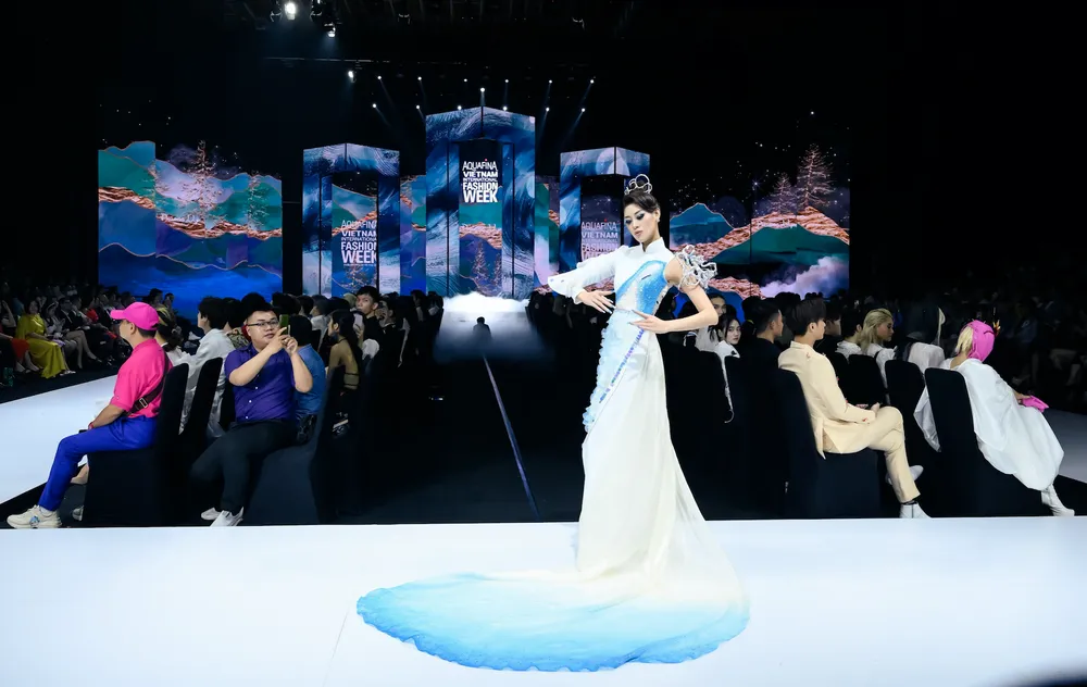 Mãn nhãn cùng Tuần lễ Thời trang Quốc tế Việt Nam xuân hè 2022 ảnh 6