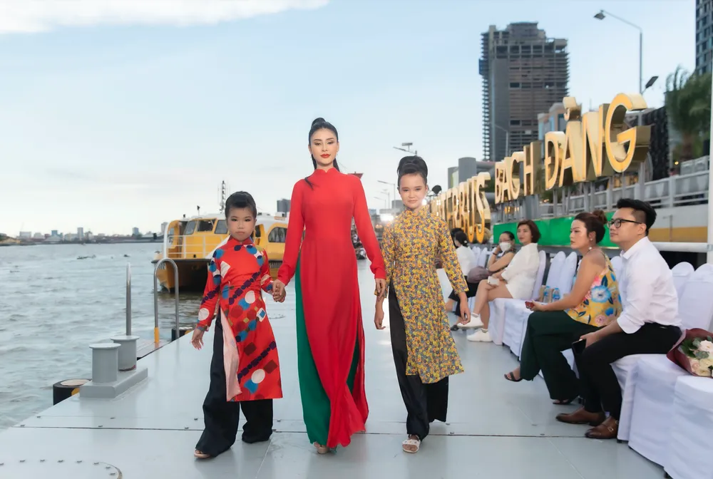 100 người mẫu trình diễn catwalk trên Bến Bạch Đằng  ảnh 3