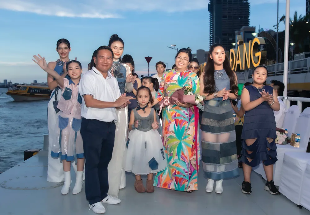 100 người mẫu trình diễn catwalk trên Bến Bạch Đằng  ảnh 4