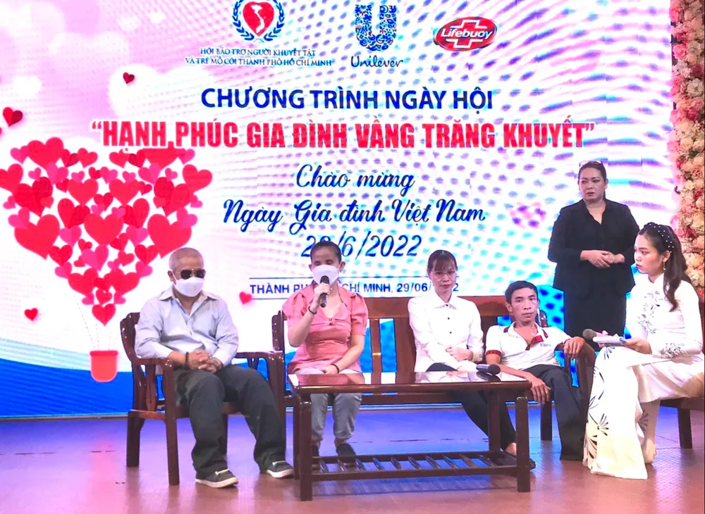 Các gia đình tham dự giao lưu trong chương trình “Hạnh phúc gia đình vầng trăng khuyết”