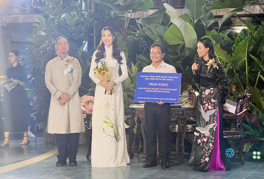 NTK Võ Việt Chung ra mắt ấn phẩm sách đầu tay và 3 bộ sưu tập áo dài ảnh 9