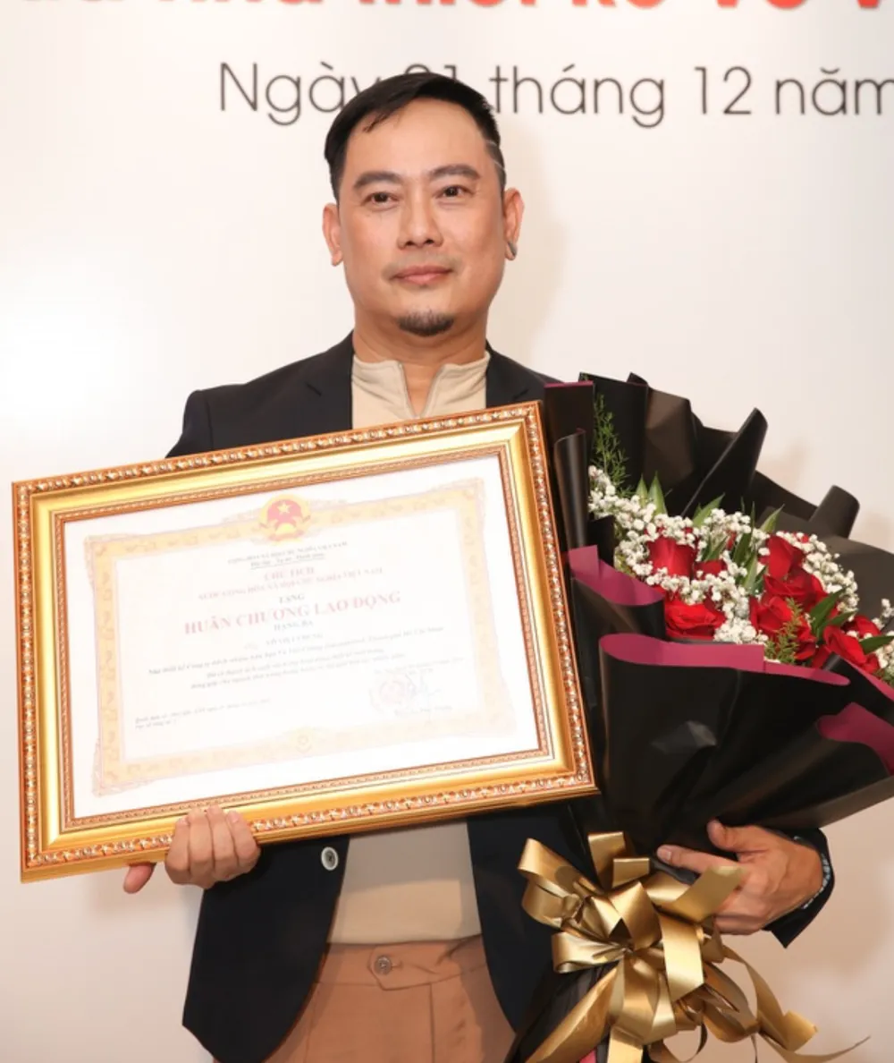 NTK Võ Việt Chung ra mắt ấn phẩm sách đầu tay và 3 bộ sưu tập áo dài ảnh 3