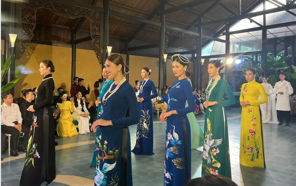 NTK Võ Việt Chung ra mắt ấn phẩm sách đầu tay và 3 bộ sưu tập áo dài ảnh 8