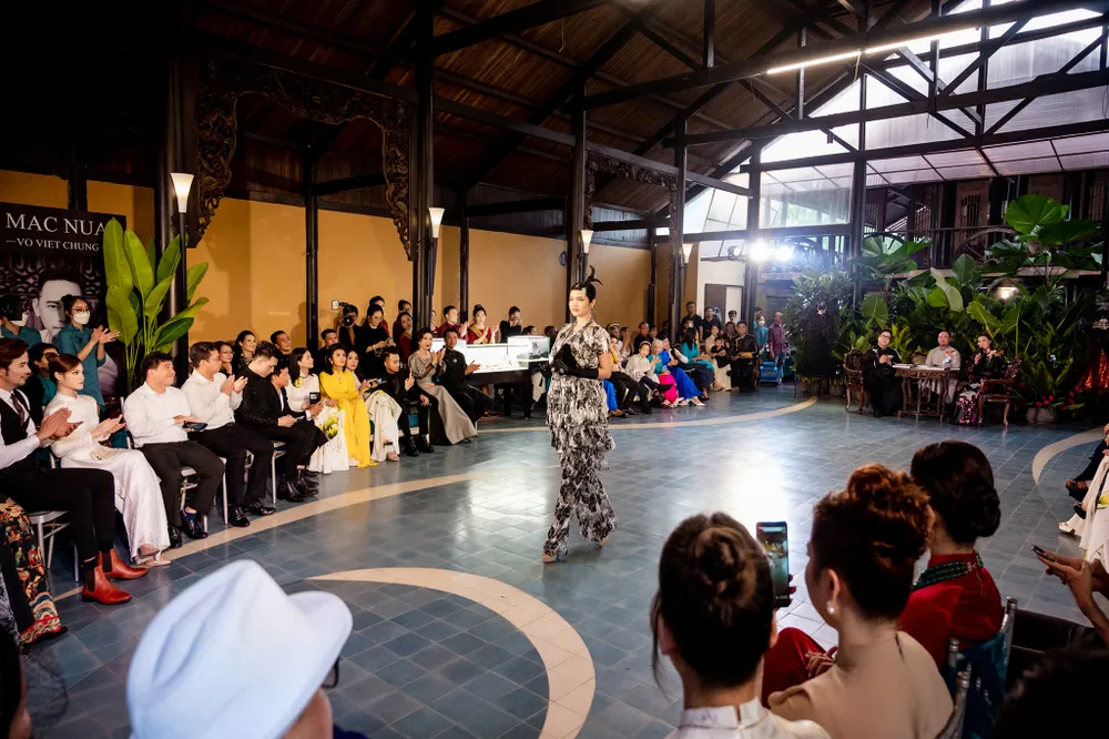 NTK Võ Việt Chung ra mắt ấn phẩm sách đầu tay và 3 bộ sưu tập áo dài ảnh 5