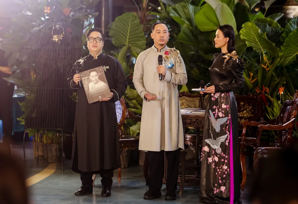 NTK Võ Việt Chung ra mắt ấn phẩm sách đầu tay và 3 bộ sưu tập áo dài ảnh 2