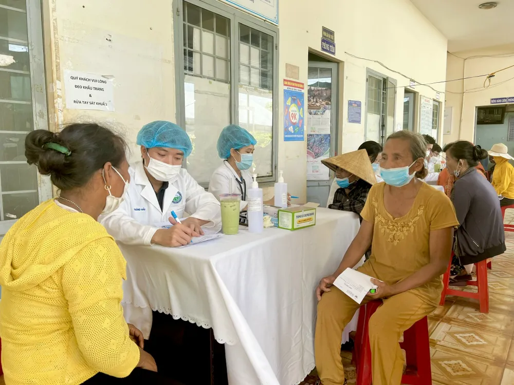 Khám bệnh, phát thuốc, trao tặng quà cho người dân, học sinh khó khăn vùng biên giới Bình Phước ảnh 4