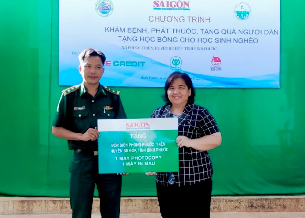 Khám bệnh, phát thuốc, trao tặng quà cho người dân, học sinh khó khăn vùng biên giới Bình Phước ảnh 12