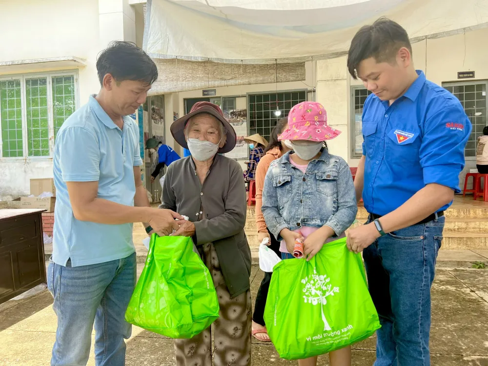 Khám bệnh, phát thuốc, trao tặng quà cho người dân, học sinh khó khăn vùng biên giới Bình Phước ảnh 8