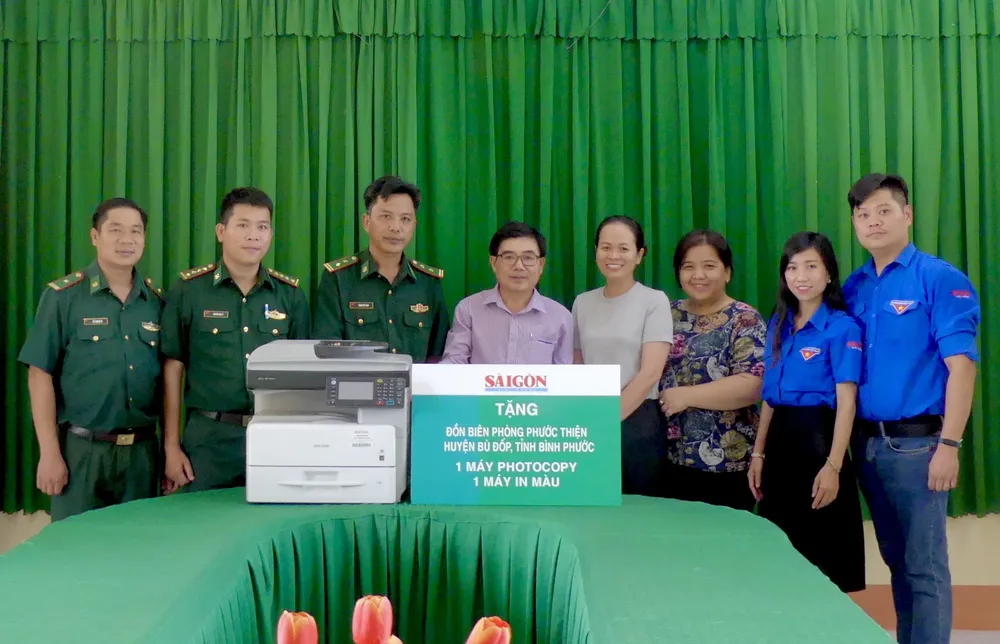 Khám bệnh, phát thuốc, trao tặng quà cho người dân, học sinh khó khăn vùng biên giới Bình Phước ảnh 13