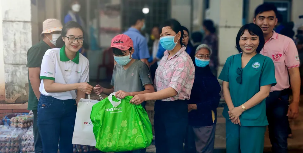 Khám bệnh, phát thuốc, trao tặng quà cho người dân, học sinh khó khăn vùng biên giới Bình Phước ảnh 9