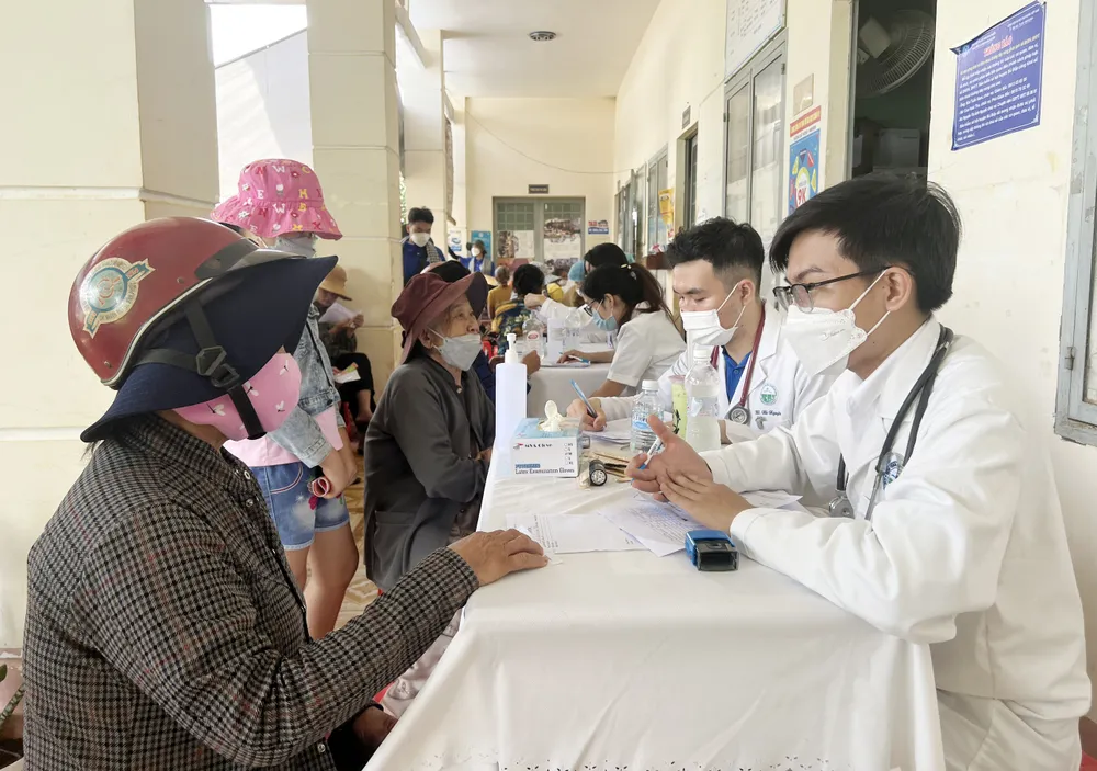 Khám bệnh, phát thuốc, trao tặng quà cho người dân, học sinh khó khăn vùng biên giới Bình Phước ảnh 5