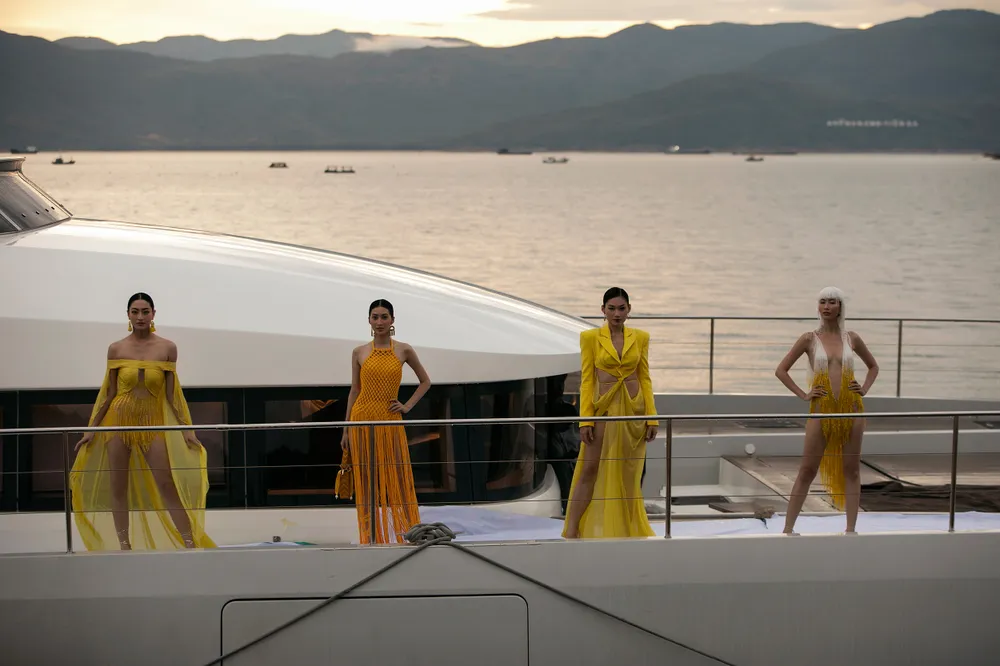 Thùy Tiên, Lương Thùy Linh, Tiểu Vy trình diễn thiết kế mới của Lê Thanh Hòa, Đỗ Long ảnh 8