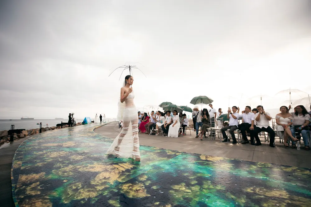 Thùy Tiên, Lương Thùy Linh, Tiểu Vy trình diễn thiết kế mới của Lê Thanh Hòa, Đỗ Long ảnh 2