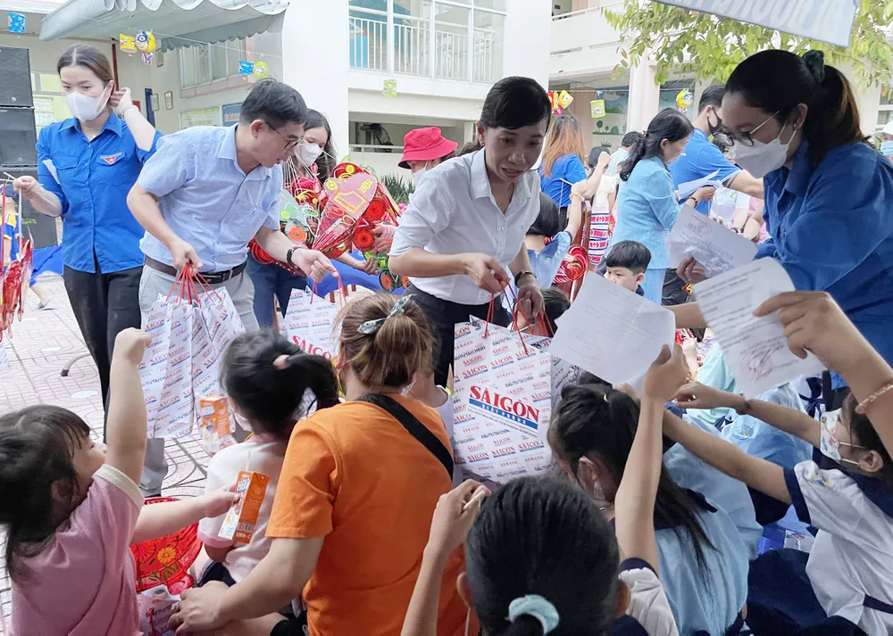 Mang Đêm hội trăng rằm về với trẻ em Bình Chánh ảnh 10