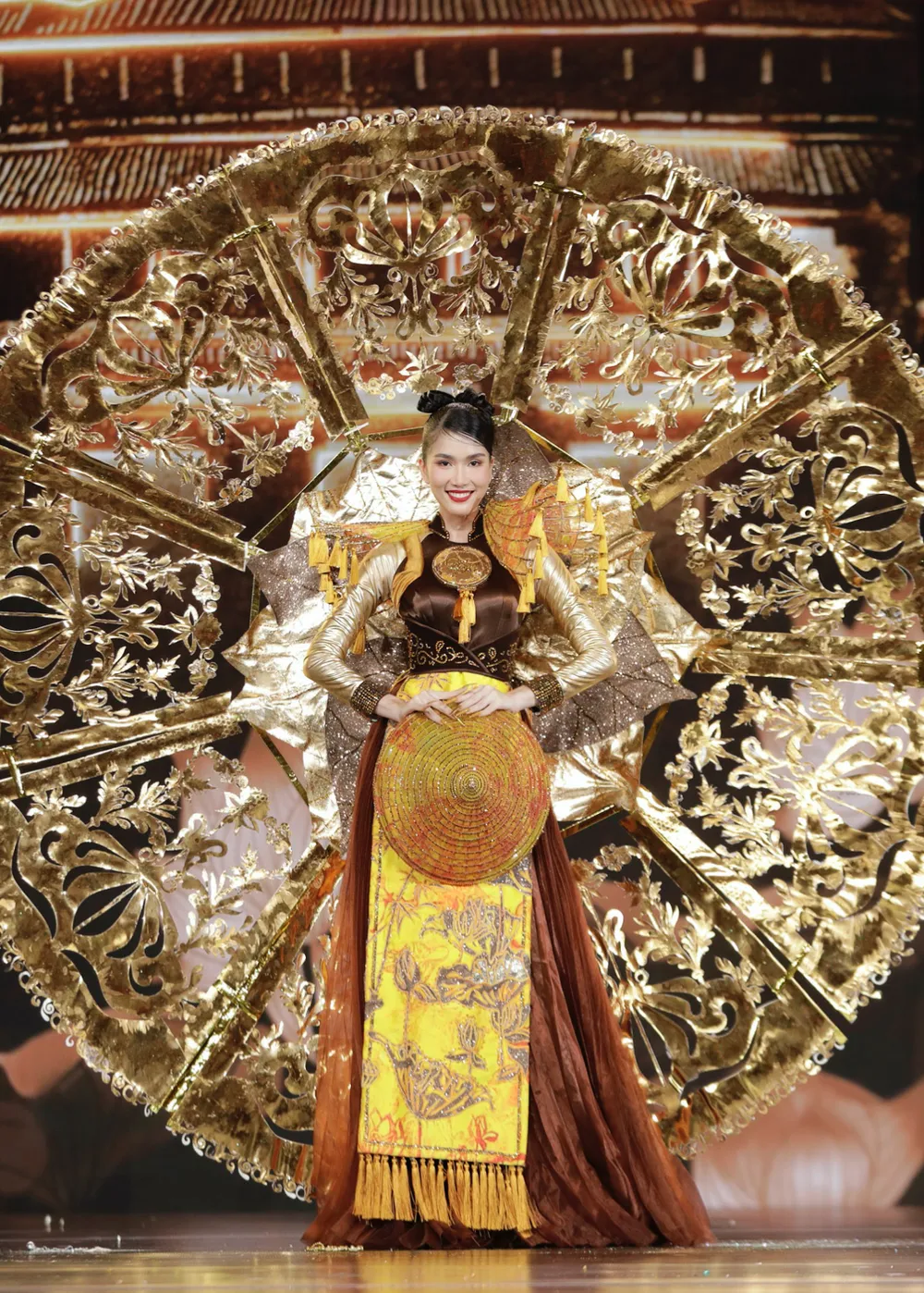 Mãn nhãn trang phục dân tộc cùng Hoa hậu Hòa bình Việt Nam 2022 ảnh 8