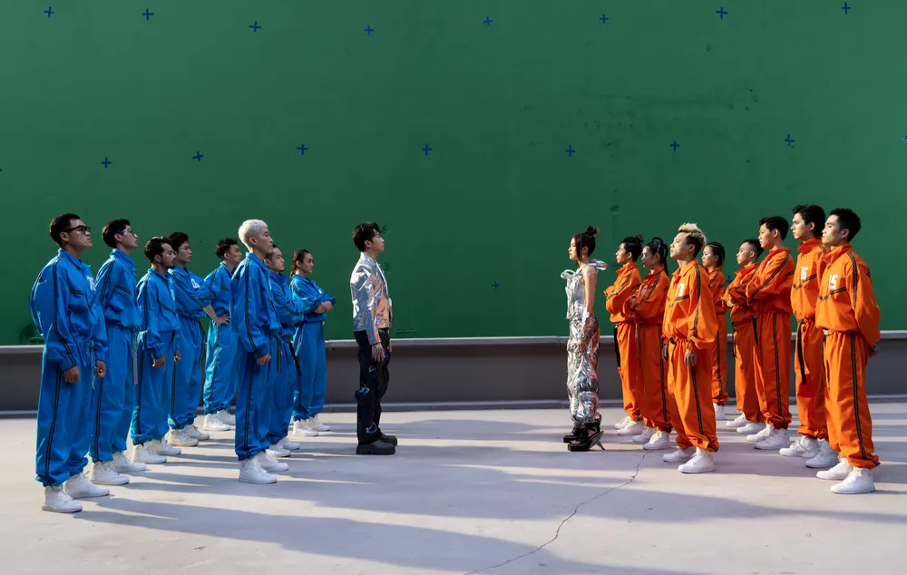 Hoàng Thuỳ Linh và Karik bắt tay tung MV “Kiềng ba chân”  ảnh 2