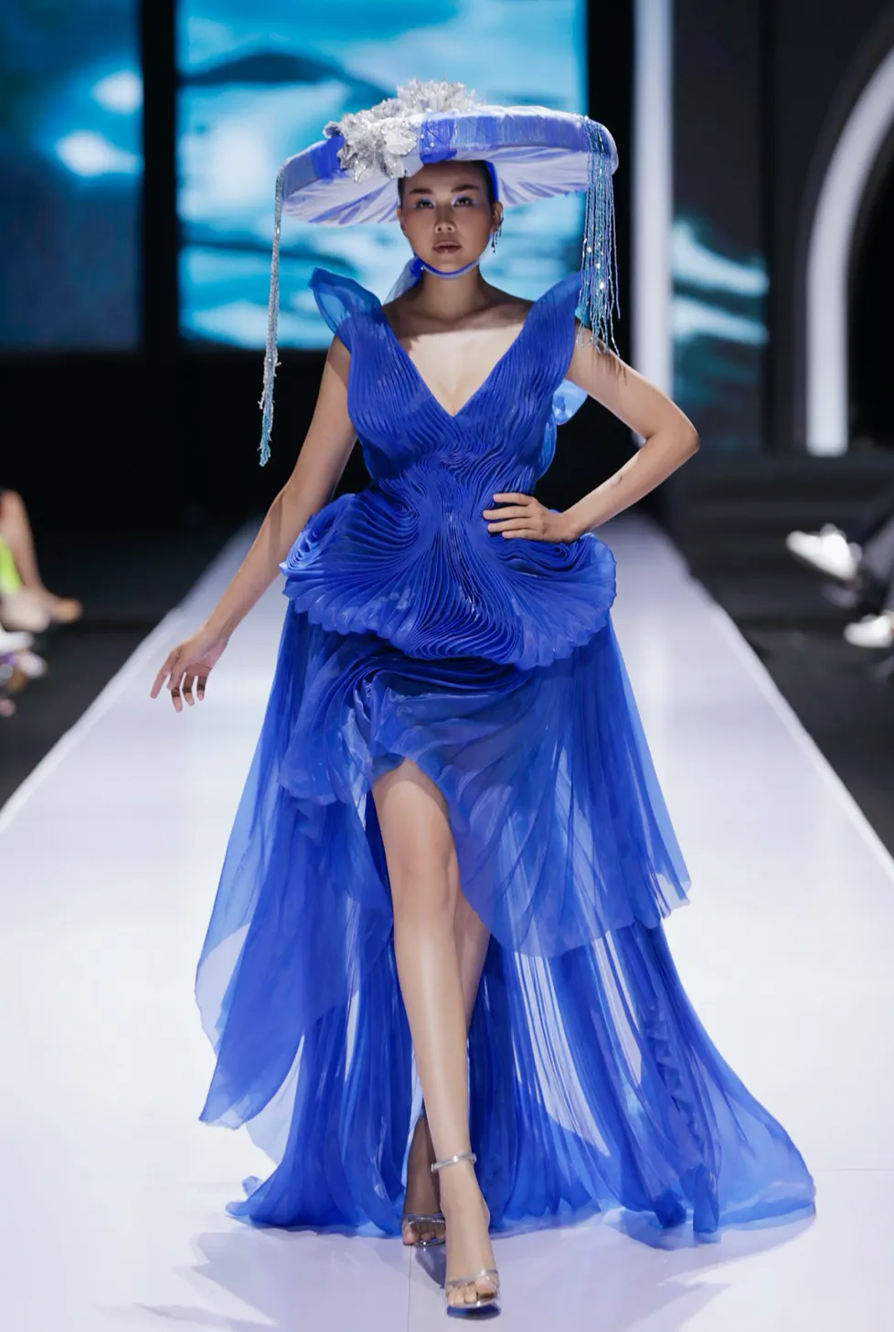 Tuần lễ thời trang Quốc tế Việt Nam Thu Đông 2022 khai mạc đậm đà bản sắc Hà Nội ảnh 4