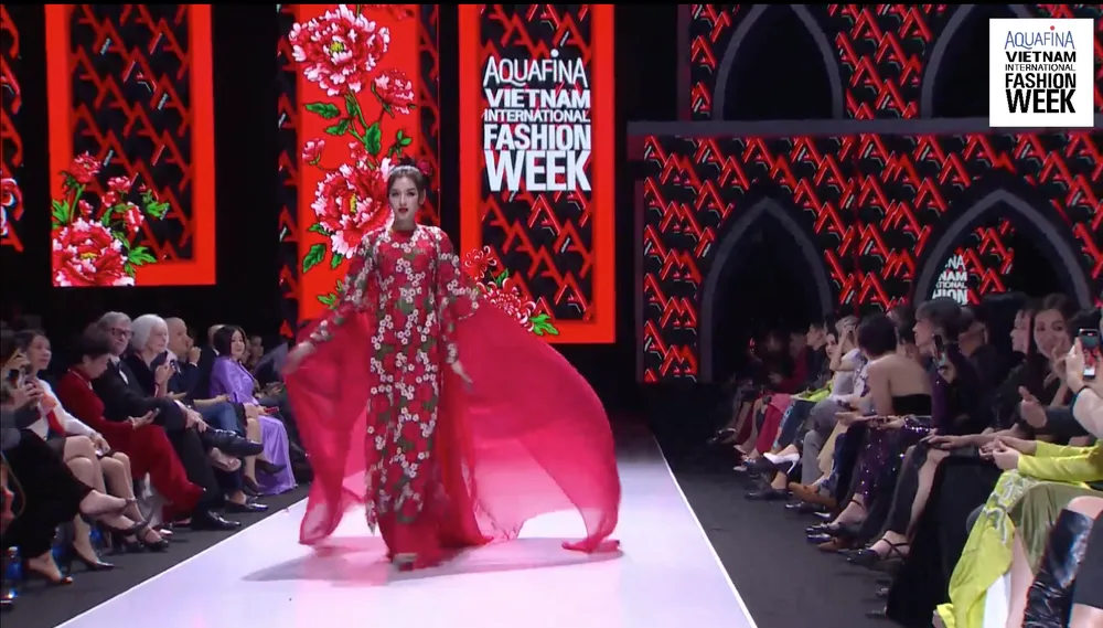 Tuần lễ thời trang Quốc tế Việt Nam Thu Đông 2022 khai mạc đậm đà bản sắc Hà Nội ảnh 8