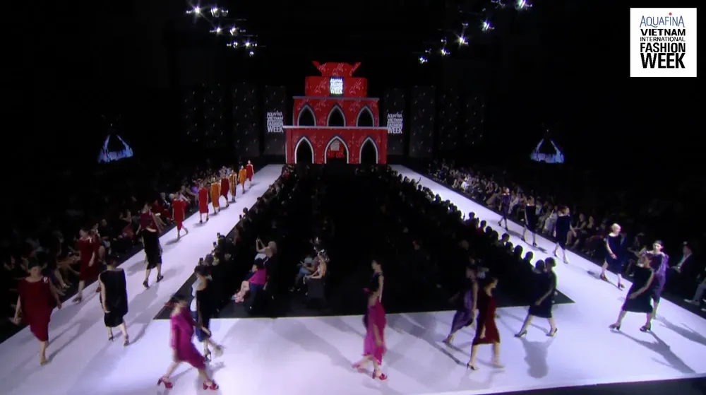 Tuần lễ thời trang Quốc tế Việt Nam Thu Đông 2022 khai mạc đậm đà bản sắc Hà Nội ảnh 6