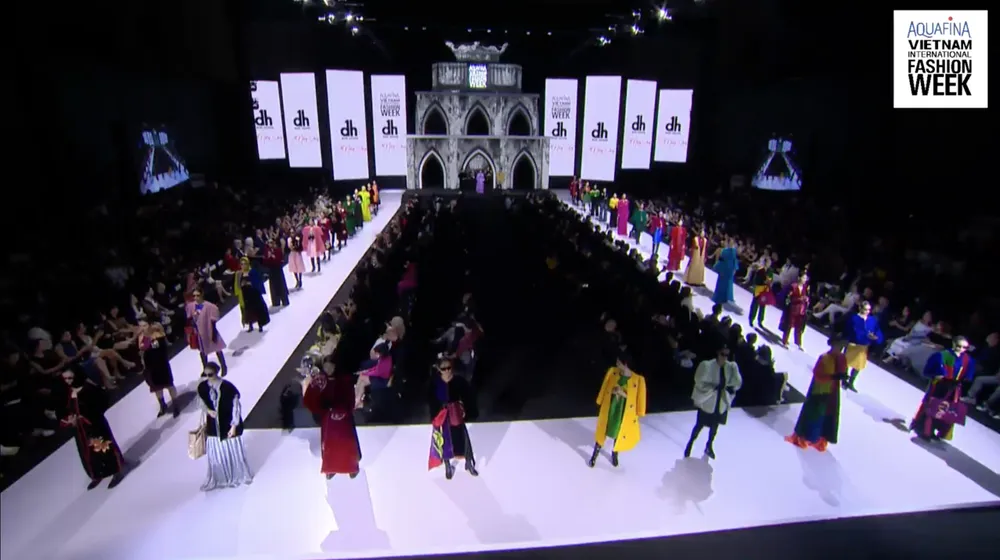 Tuần lễ thời trang Quốc tế Việt Nam Thu Đông 2022 khai mạc đậm đà bản sắc Hà Nội ảnh 10