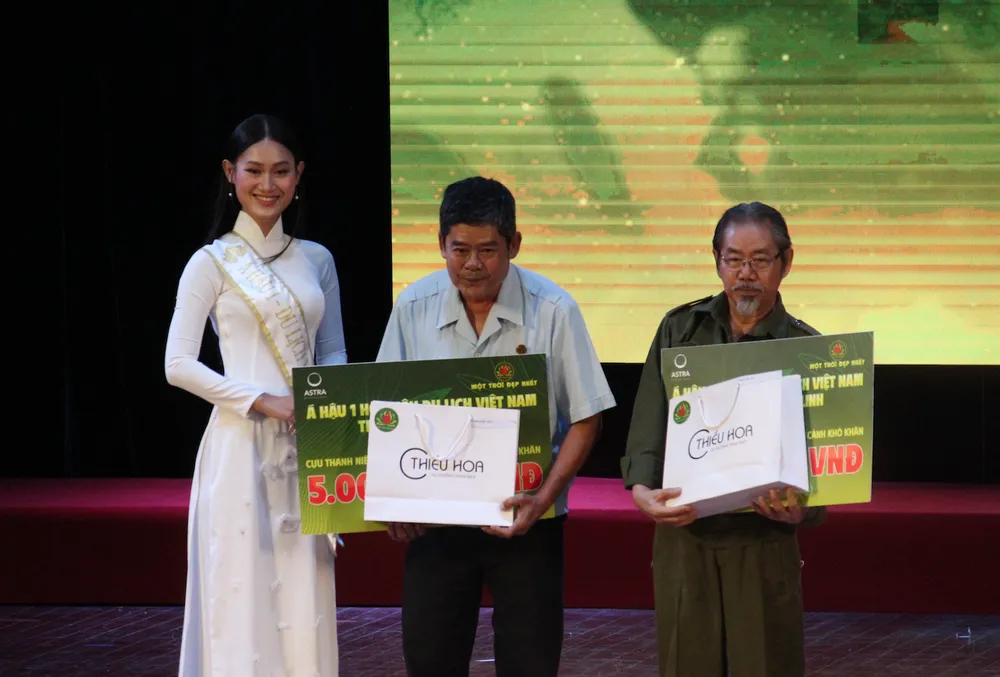 Á hậu Trúc Linh trao quà cho 2 gia đình cựu TNXP có hoàn cảnh đặc biệt khó khăn