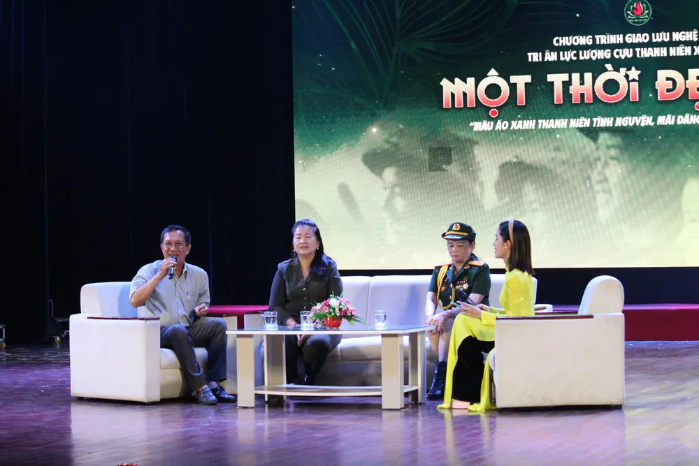 Nhạc sĩ Nguyễn Đức Trung, cô Thái Thị Hạnh, cô Mai Xuân Phượng giao lưu cùng sinh viên