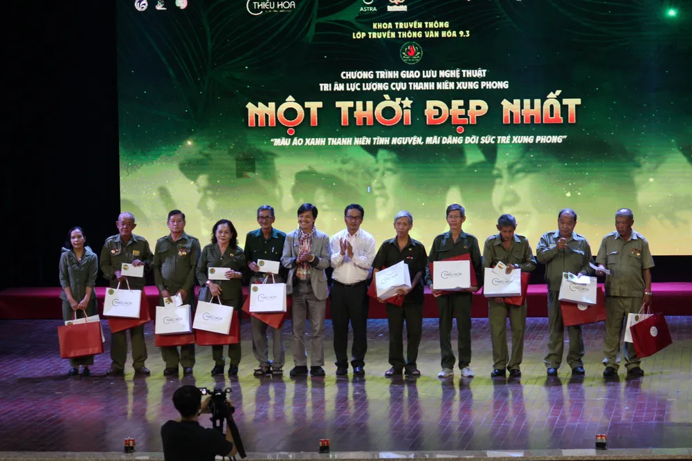 Đạo diễn Hoàng Duẩn và Thạc sĩ Lê Xuân Khánh trao quà cho các cô chú cựu TNXP Thành phố