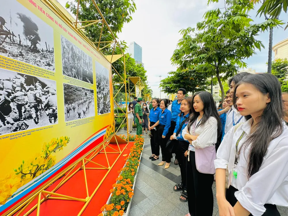 Các bạn đoàn viên, thanh niên tham quan triển lãm
