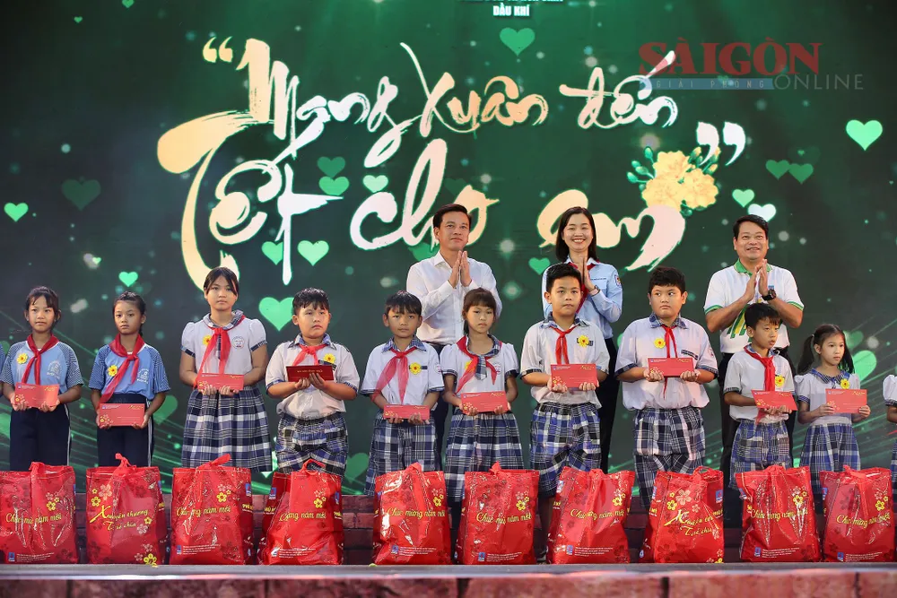 Trao quà tết tặng thiếu nhi. Ảnh: DŨNG PHƯƠNG