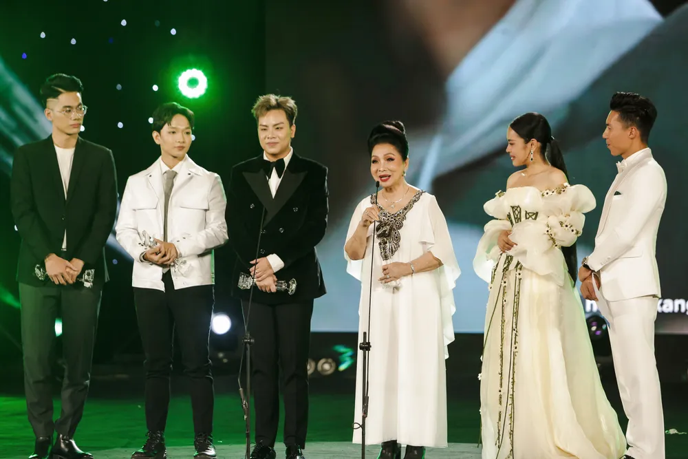 Sự kết hợp xuất sắc thuộc về ca khúc Về nghe mẹ ru với sự kết hợp giữa NSND Bạch Tuyết, Hoàng Dũng, 14 Casper, Hứa Kim Tuyền