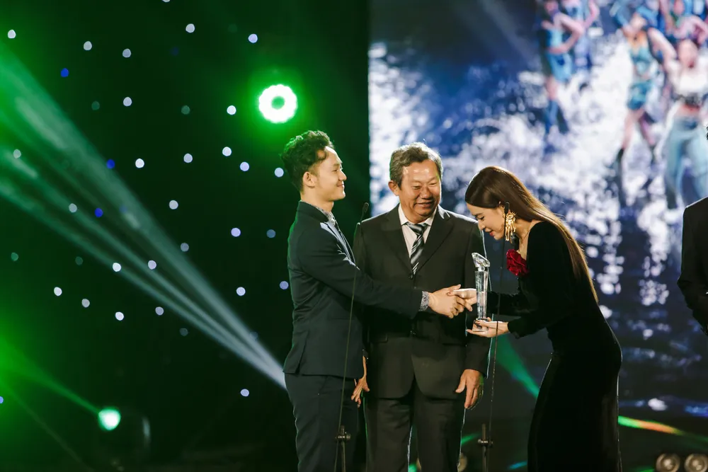 Hoàng Thùy Linh nhận giải Nữ ca sĩ của năm