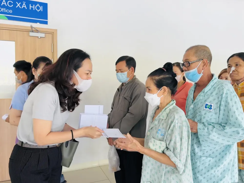 Đại diện Báo Sài Gòn Giải Phóng trao tặng quà cho bệnh nhân tại Bệnh viện Ung bướu TPHCM - Cơ sở 2