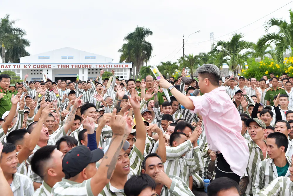 Nam ca sĩ trình bày ca khúc này trong chuyến biểu diễn ở các trại giam Nam ca sĩ trình bày ca khúc này trong chuyến biểu diễn ở các trại giam