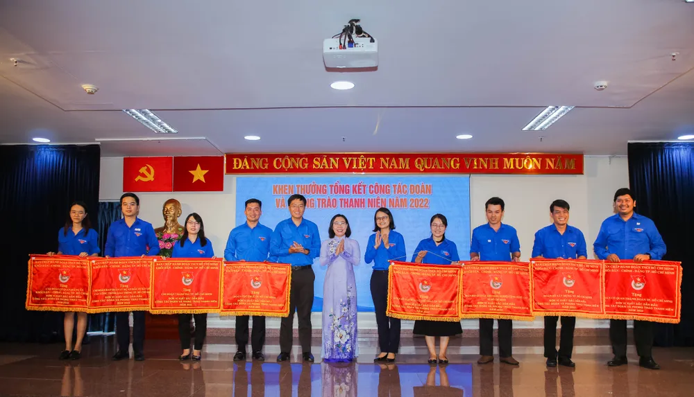 Trao Cờ thi đua cho 8 tập thể