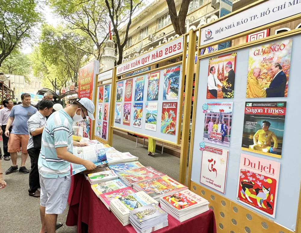 Trưng bày báo Xuân Quý Mão 2023 và bán báo xuân là một sự kiện văn hóa đặc sắc và đầy cảm xúc