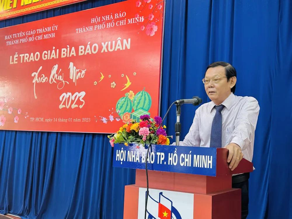 Chủ tịch Hội Nhà báo TPHCM Nguyễn Tấn Phong đánh giá cao sự đầu tư cho báo xuân, bìa báo xuân của các đơn vị báo chí TPHCM