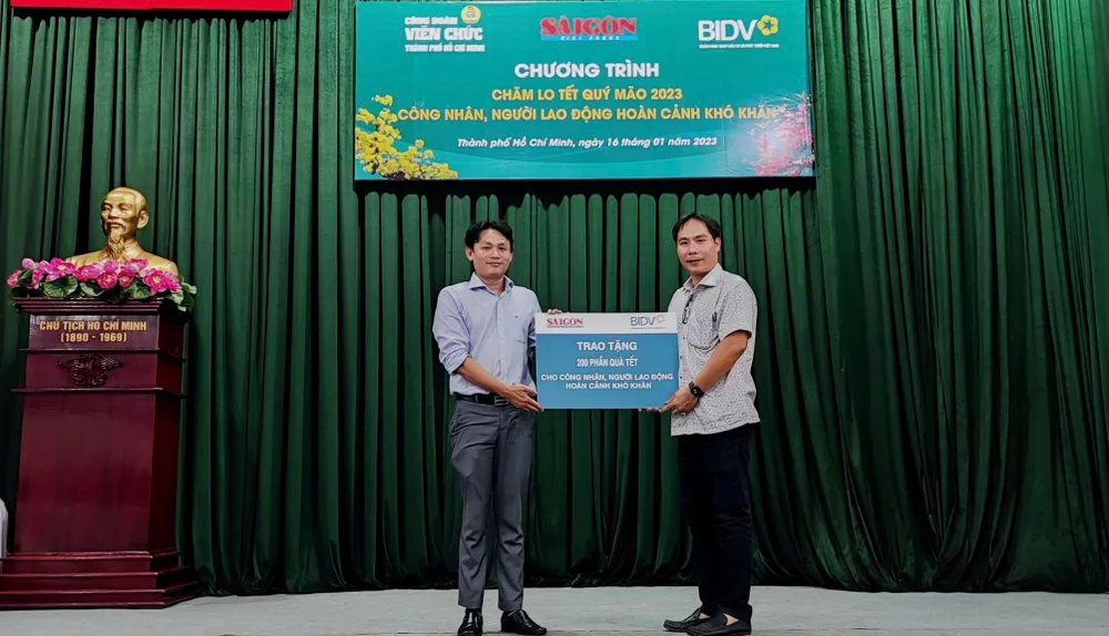 Phó Chủ tịch Công đoàn viên chức TPHCM nhận bảng tượng trưng 100 triệu đồng tiền mặt Ngân hàng BIDV ủng hộ người lao động khó khăn đón tết. Ảnh: VIỆT NGA Phó Chủ tịch Công đoàn viên chức TPHCM nhận bảng tượng trưng 100 triệu đồng tiền mặt Ngân hàng BIDV ủng hộ người lao động khó khăn đón tết. Ảnh: VIỆT NGA