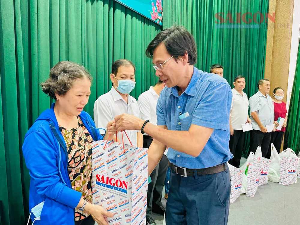 Nhà báo Phạm Văn Trường, Phó Tổng Biên tập, Chủ tịch Công đoàn cơ sở Báo Sài Gòn Giải Phóng, trao quà cho người lao động. Ảnh: TIỂU TÂN Nhà báo Phạm Văn Trường, Phó Tổng Biên tập, Chủ tịch Công đoàn cơ sở Báo Sài Gòn Giải Phóng, trao quà cho người lao động. Ảnh: TIỂU TÂN