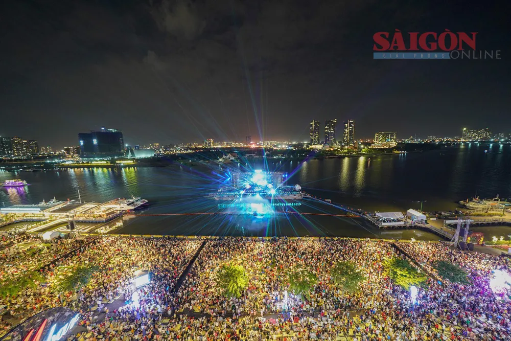 Người dân TPHCM xem biểu diễn ánh sáng, nhạc nước, flycam ánh sáng nghệ thuật trên mặt sông Sài Gòn và chờ ngắm pháo hoa đêm giao thừa. Ảnh: DŨNG PHƯƠNG Người dân TPHCM xem biểu diễn ánh sáng, nhạc nước, flycam ánh sáng nghệ thuật trên mặt sông Sài Gòn và chờ ngắm pháo hoa đêm giao thừa. Ảnh: DŨNG PHƯƠNG