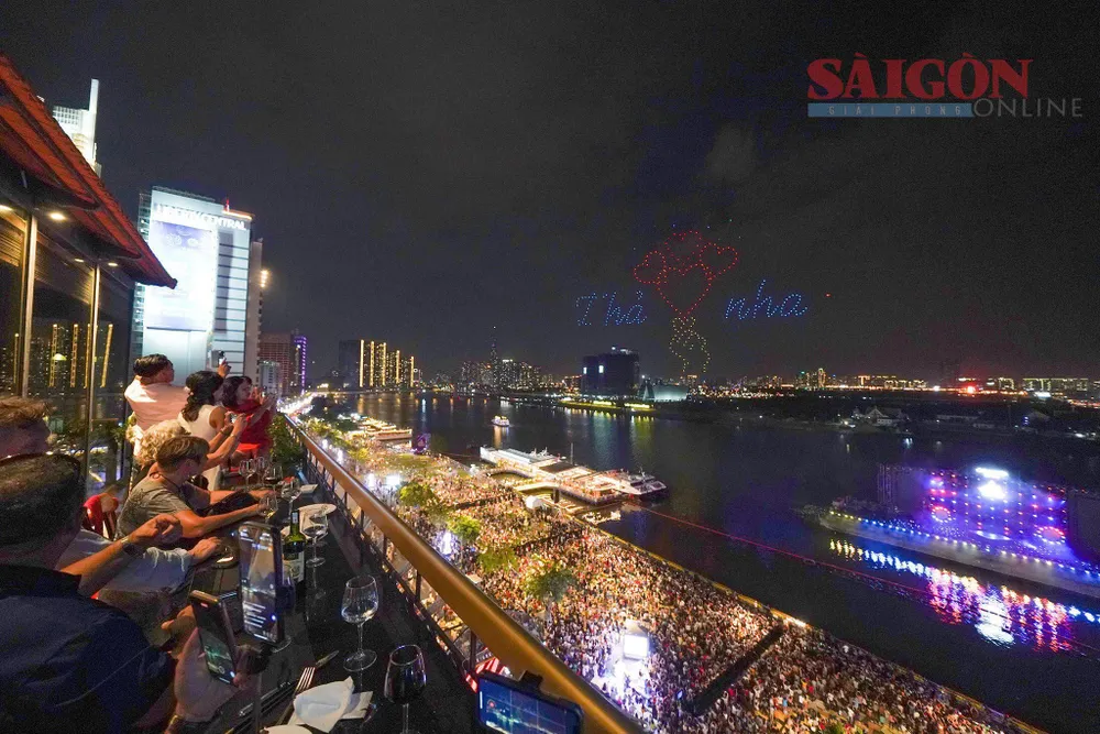 Chương trình biểu diễn ánh sáng, nhạc nước, flycam ánh sáng nghệ thuật trên mặt sông Sài Gòn. Ảnh: DŨNG PHƯƠNG Chương trình biểu diễn ánh sáng, nhạc nước, flycam ánh sáng nghệ thuật trên mặt sông Sài Gòn. Ảnh: DŨNG PHƯƠNG