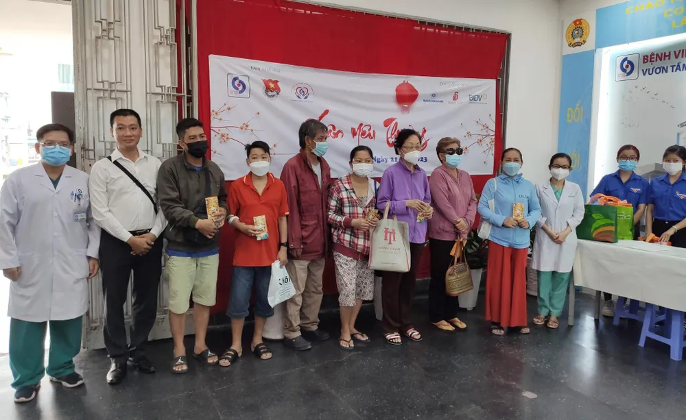 Tặng quà tết cho gần 400 bệnh nhân tại Bệnh viện Nhân dân Gia Định