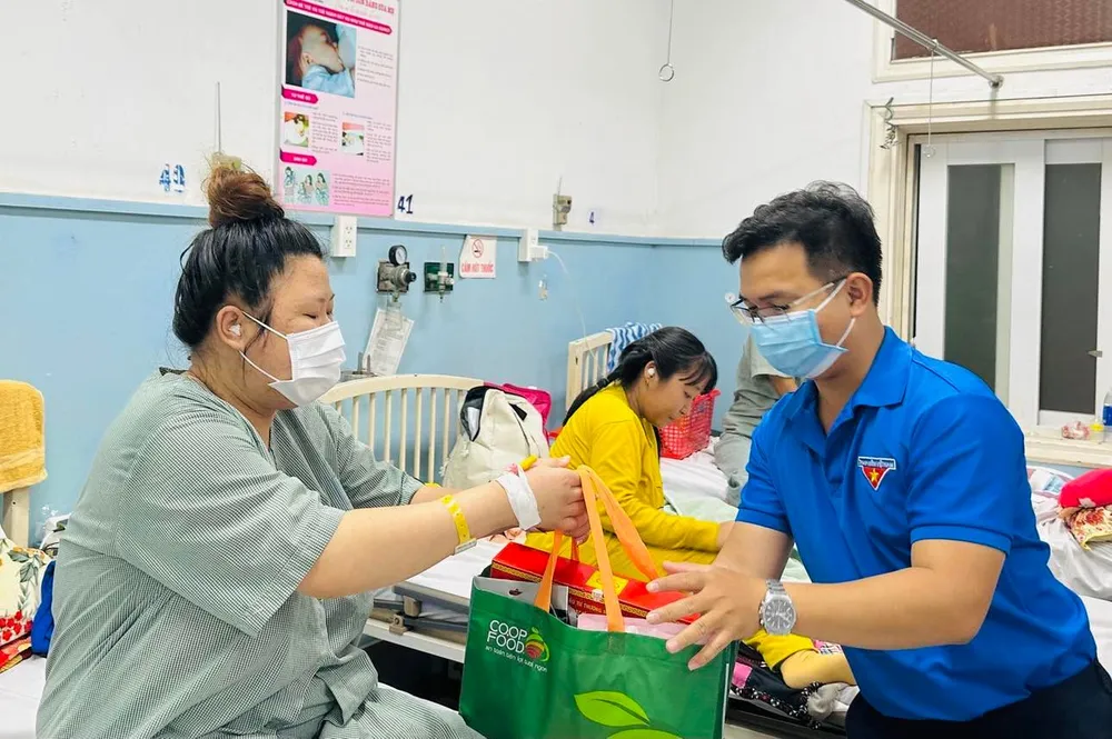 Các phần quà tết nghĩa tình được trao tận tay bệnh nhân ngay tại giường bệnh