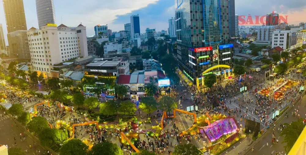 Du khách tại Đường hoa Nguyễn Huệ đêm 30 tết. Ảnh: TIỂU TÂN Du khách tại Đường hoa Nguyễn Huệ đêm 30 tết. Ảnh: TIỂU TÂN