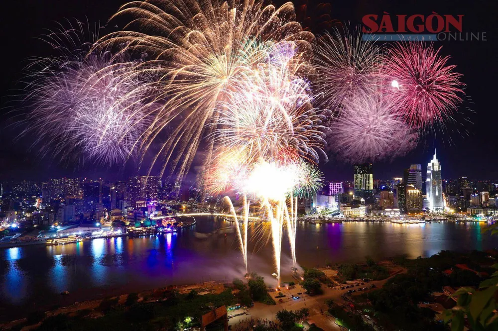 Trình diễn bắn pháo hoa tầm cao chào đón Tết Nguyên đán Quý Mão 2023. Ảnh: DŨNG PHƯƠNG Trình diễn bắn pháo hoa tầm cao chào đón Tết Nguyên đán Quý Mão 2023. Ảnh: DŨNG PHƯƠNG