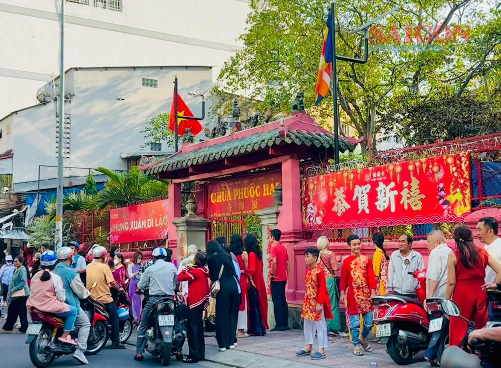 Rất nhiều người dân đến viếng chùa Phước Hải