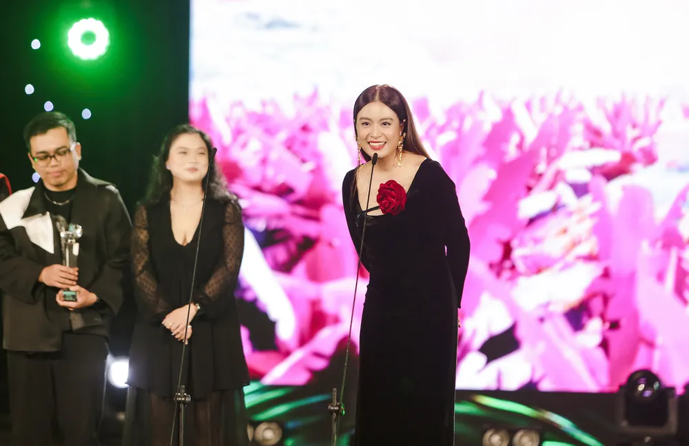 Hoàng Thùy Linh nhận giải Nữ ca sĩ của năm Làn Sóng Xanh 2022