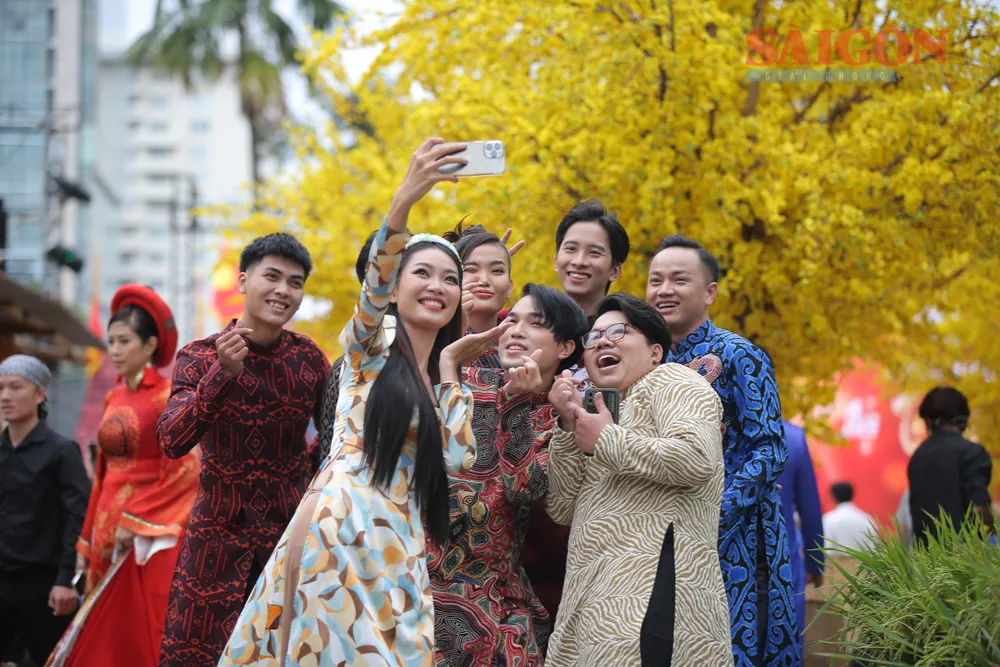 Nhóm bạn trẻ chụp ảnh tết tại Nhà Văn hóa Thanh niên TPHCM. Ảnh: DŨNG PHƯƠNG Nhóm bạn trẻ chụp ảnh tết tại Nhà Văn hóa Thanh niên TPHCM. Ảnh: DŨNG PHƯƠNG
