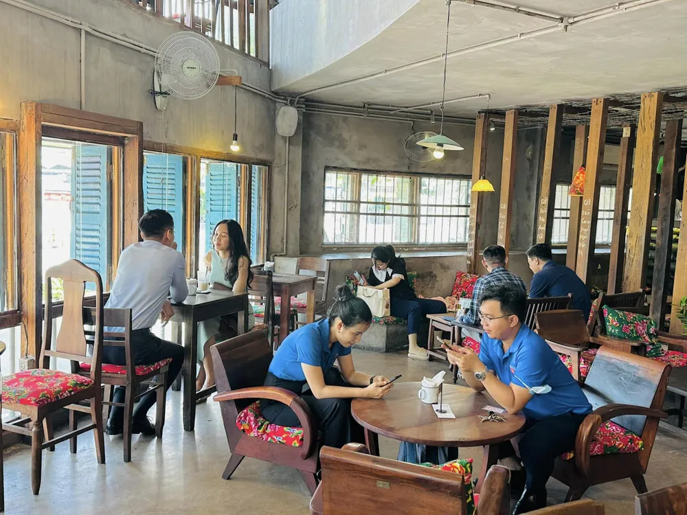 Nhiều bạn trẻ tận hưởng tết với không gian của cà phê Cộng. Ảnh: TIỂU TÂN Nhiều bạn trẻ tận hưởng tết với không gian của cà phê Cộng. Ảnh: TIỂU TÂN